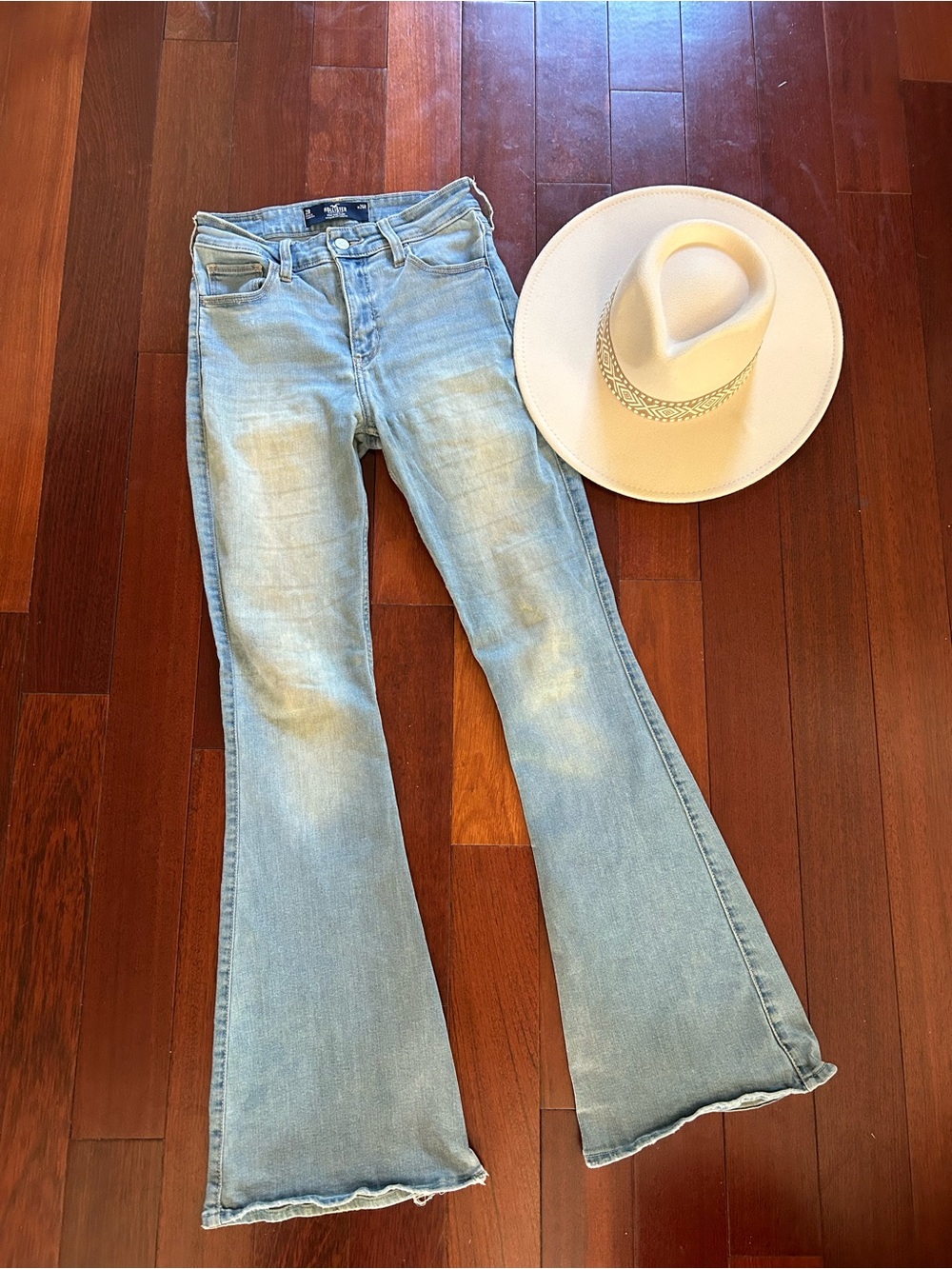 Hollister Women's Light Wash High Rise Flare Jeans Lived-in 2 Regular 26R Waist